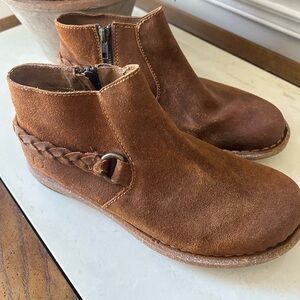 Born extra comfortable brown leather zip up booties